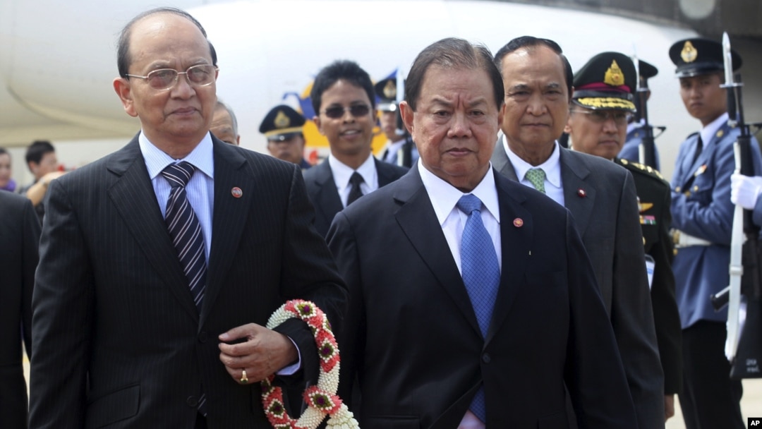 Presiden Burma President Thein Sein (kiri) disambut oleh wakil Perdana Menteri Thailand, Yuthasak Sasiprapa, (dua dari kiri) setibanya di bandara Don Muang, Bangkok (22/7). 