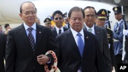 Presiden Burma President Thein Sein (kiri) disambut oleh wakil Perdana Menteri Thailand, Yuthasak Sasiprapa, (dua dari kiri) setibanya di bandara Don Muang, Bangkok (22/7). 