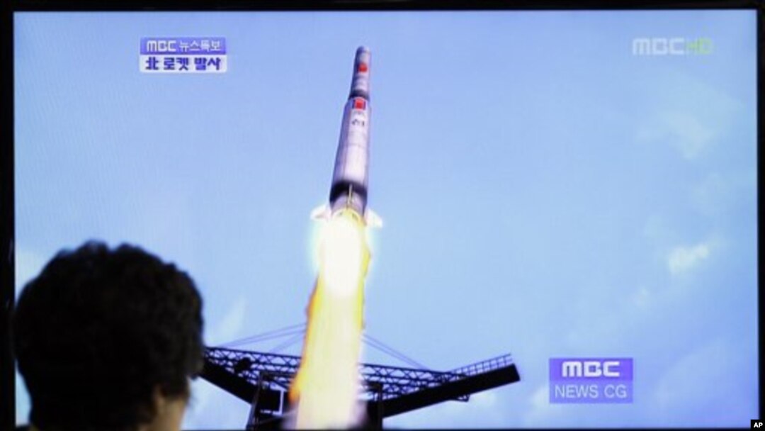 Warga Korea Selatan menyaksikan siaran TV yang mensimulasikan peluncuran roket Korea Utara lewat gambar komputer (13/4). Korut dilaporkan meluncurkan roket hari Jumat pagi. 