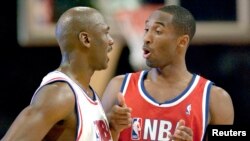 Michael Jordan, à gauche, et Kobe Bryant lors d'un match des All-Star game, Atlanta, le 9 février 2003.