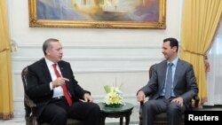 Presiden Suriah Bashar al-Assad (kanan) menerima PM Turki Tayyip Erdogan di Aleppo, Suriah 6 Februari 2011 (foto: dok). Erdogan memberi isyarat akan memulihkan hubungan Turki dengan Suriah. 