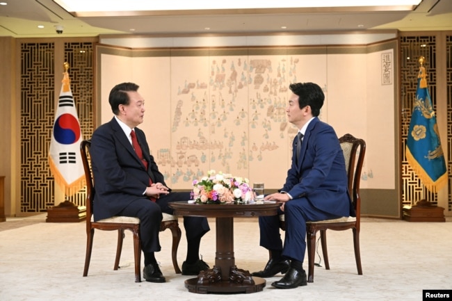 윤석열(왼쪽) 한국 대통령이 지난 4일 용산 대통령실에서 KBS 특별대담을 녹화하고 있다.