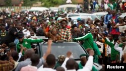 Le candidat présidentiel du Front patriotique Edgar Lungu et sa femme Esther se rendent à un rassemblement à Lusaka, Zambie, 19 janvier 2015.