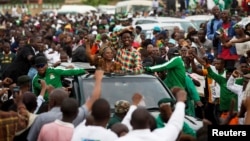 Le candidat présidentiel du Front patriotique Edgar Lungu et sa femme Esther se rendent à un rassemblement à Lusaka, Zambie, 19 janvier 2015.