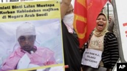 Para pekerja Indonesia melakukan aksi unjuk rasa memrotes perlakuan buruk TKI oleh majikan mereka di Saudi Arabia, dalam aksi di luar komplek DPR/MPR di Jakarta (foto: ilustrasi). 