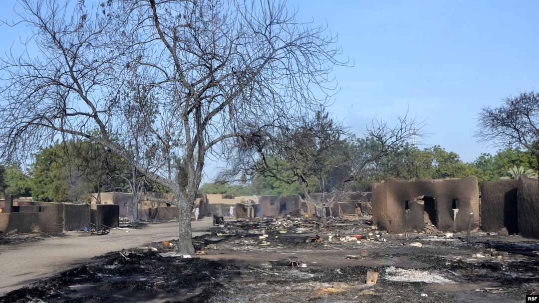 Desa Ngouboua, salah satu desa yang diserang militan Boko Haram, hangus terbakar setelah diserang kelompok militan itu (13/2/2015).