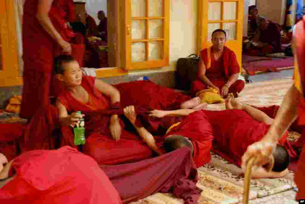 達賴喇嘛法王官邸前的西藏寺院裡，每天都有大批喇嘛聚集讀經。休息時有些小喇嘛在玩耍