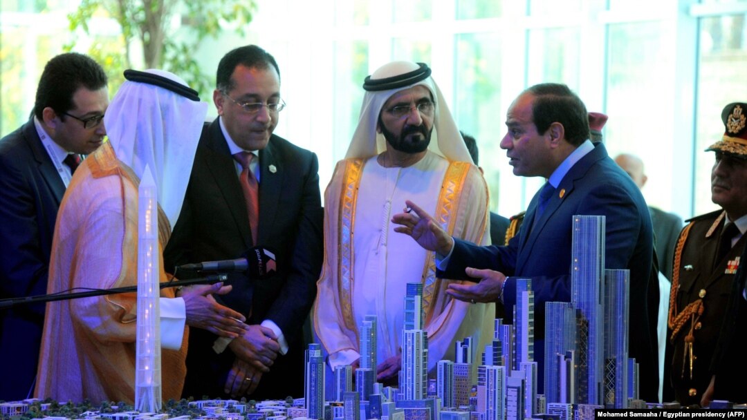 Presiden Mesir Abdel-Fattah el-Sissi, kanan, dan Perdana Menteri Uni Emirat Arab (UAE) dan pemimpin Dubai Sheikh Mohammed bin Rashid al-Maktoum, tengah, berdikusi tentang pembangunan kembali ekonomi Mesir. (AFP PHOTO/Mohamed Samaaha)