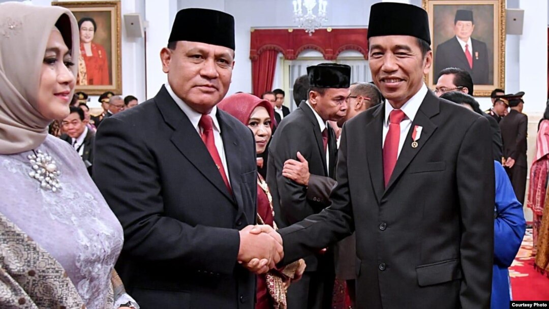 Presiden Joko Widodo bersalaman dengan Ketua KPK periode 2019-2023 Firli Bahuri usai pelantikan di Istana Negara, Jakarta, 20 Desember 2019 (foto dok. Biro Setpres)