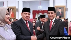 Presiden Joko Widodo bersalaman dengan Ketua KPK periode 2019-2023 Firli Bahuri usai di lantik, di Istana Negara , Jakarta , Jumat (20/12) (Biro Setpres)