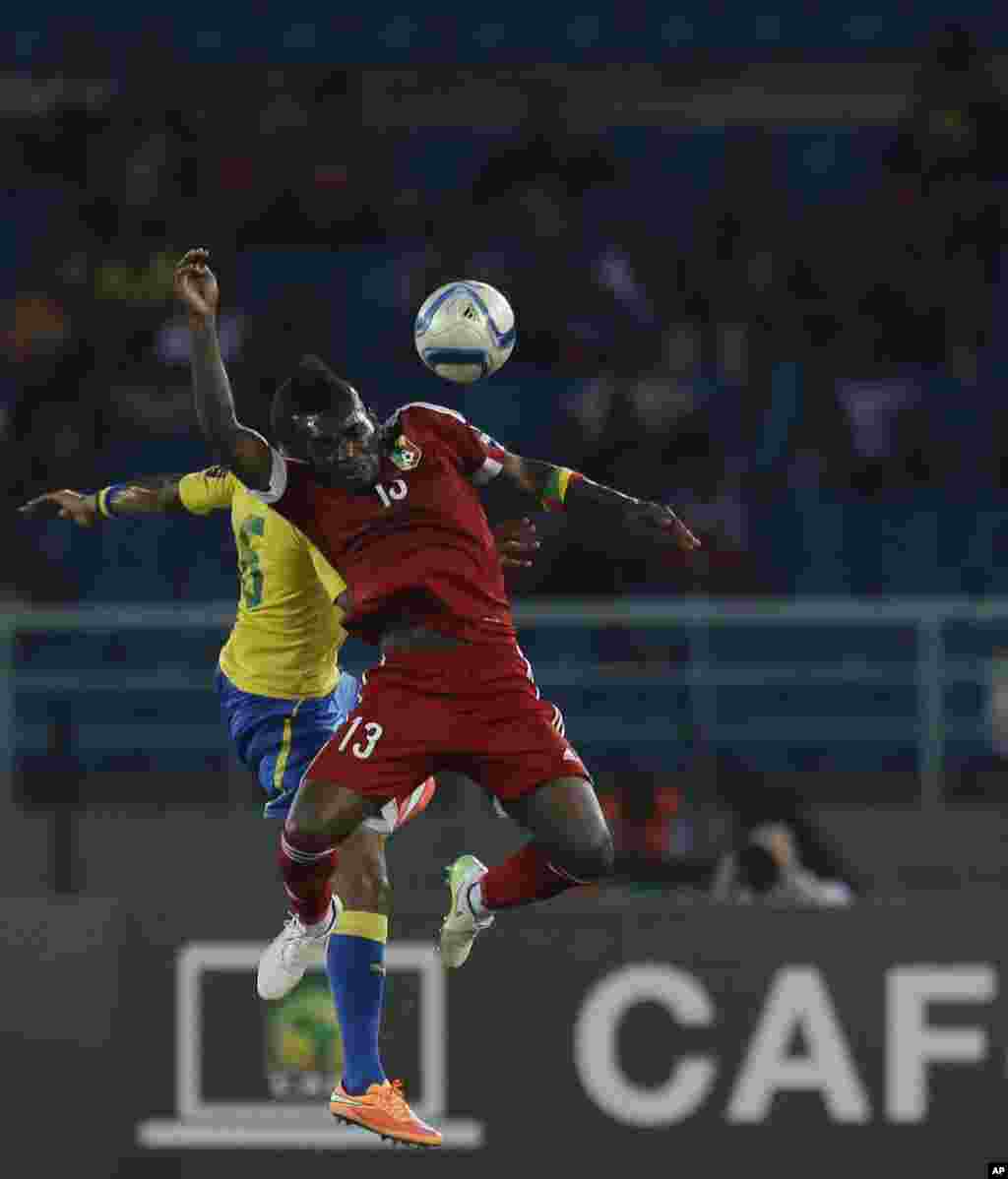 Thievy Bifouma Koulossa du Congo, à droite, remporte un tête-à-tête contre Johann Obiang du Gabon, à gauche, lors d&#39;un match de football de la Coupe d&#39;Afrique des Nations Groupe A à Bata, en Guinée équatoriale, mercredi 21 janvier 2015.