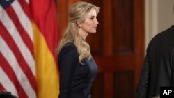 Ivanka Trump se ha comprometido "voluntariamente" a seguir las reglas éticas de la Casa Blanca a pesar de no ser formalmente una empleada por no estar en nómina.