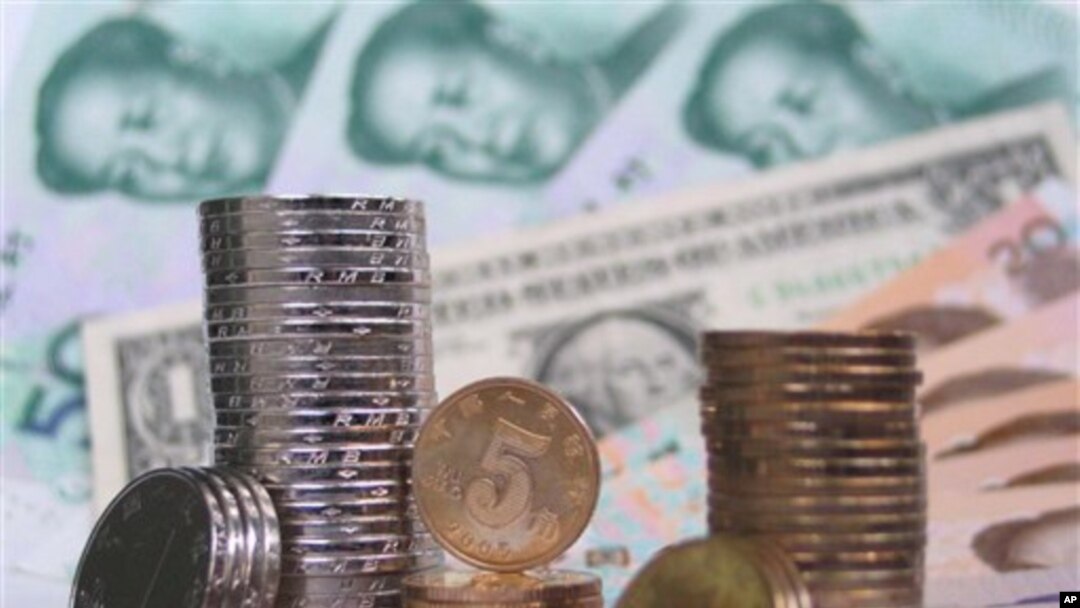 Mata uang China, yuan, disandingkan dengan dolar AS.