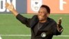 Pelé presenta mejoría tras ser hospitalizado