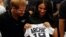 Pangeran Harry dan istrinya, Meghan, menerima hadiah untuk bayi laki-laki mereka, Archie, saat bertemu para pemain New York Yankees di London, Inggris, 29 Juni 2019. 