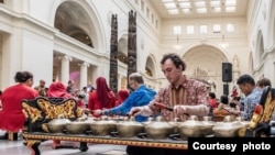 Ensambel gamelan Jawa dari "Friends of the Gamelan" (foto courtesy: Ivan Indrautama)