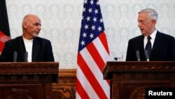 Afghanistan's president Ashraf Ghani, left, and U.S. Defense Secretary James Mattis, right, attend a news conference in Kabul, Afghanistan, Sept. 27, 2017.