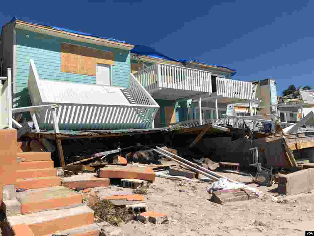 Una terraza caída en la parte posterior de una casa, junto a otras que parecen haber resistido el embate del huracán Michael, se aprecia en esta fotografía que muestra parte de la devastación causada por la tormenta en Mexico Beach, una pequeña población de la costa noroccidental de Florida.&nbsp;Sábado 13 de octubre de 2018. Foto, Jorge Agobián.