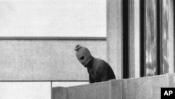 ARCHIVO: Un comando de la milicia árabe que secuestró a miembros del equipo olímpico israelí aparece con la cabeza cubierta en el balcón del edificio donde mantenían a los rehenes en la Villa Olímpica de Múnich, el 5 de septiembre de 1972.