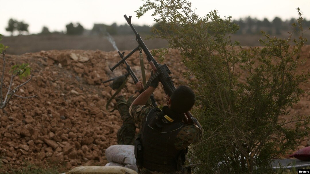 Para pejuang Syrian Democratic Forces (SDF) menembakkan senjatanya ke arah drone yang mereka sebut milik para pejuang IS di tepi sungai Eufrat, sebelah barat kota Raqqa, Suriah, 8 April 2017 (foto: REUTERS/Rodi Said)