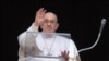 El papa Francisco dirige la oración del Ángelus desde su ventana en el Vaticano, el 10 de marzo de 2024.