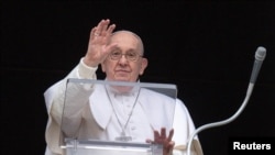 Papa Françesku gjatë udhëheqjes së ceremonisë së lutjes nga dritarja e tij, në Vatikan, më 10 mars, 2024/Vatican Handout via Reuters