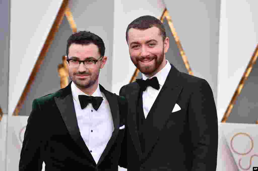 Sam Smith, kanan, dan Jimmy Napes tiba di Oscars pada 28 Februari 2016, di Dolby Theatre, Los Angeles.