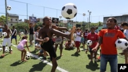 Miles de voluntarios, incluidos decenas de niños, preparan las actividades para la gran inauguración del próximo Mundial de Brasil