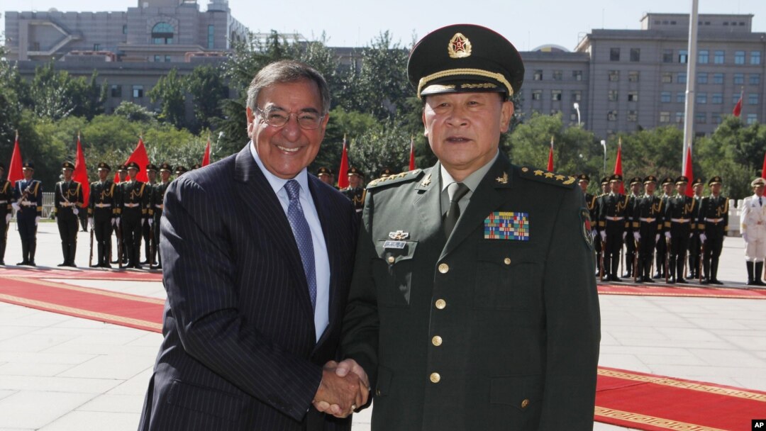 Menhan AS Leon Panetta berjabat tangan dengan Menhan Tiongkok Liang Guanglie dalam kunjungannya di Beijing, Selasa (18/9).