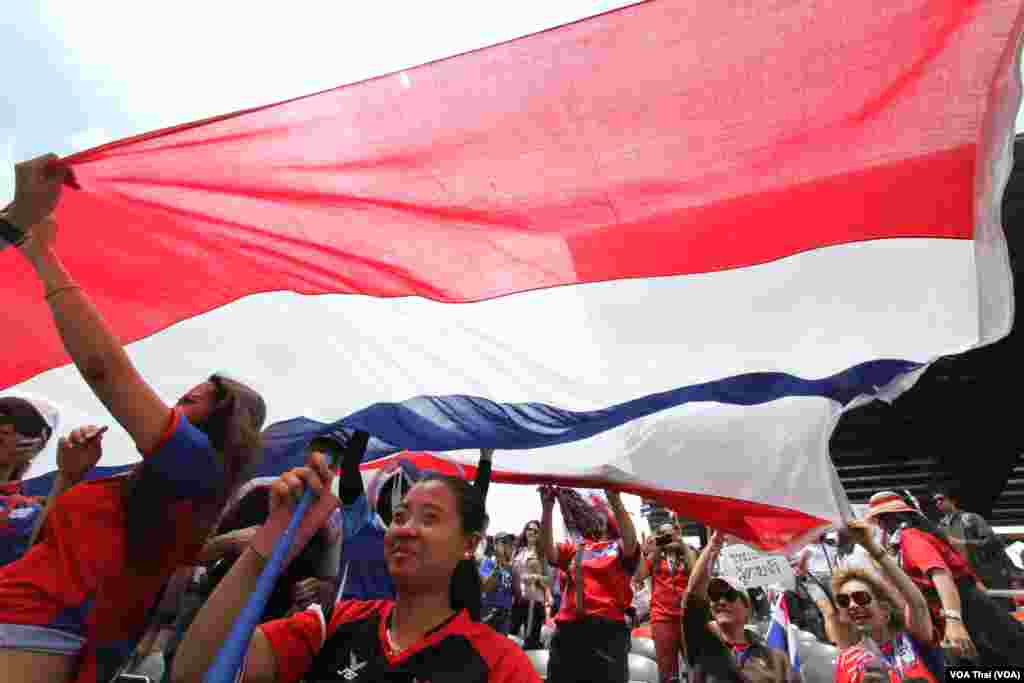 Thai Football fans in Ottawa