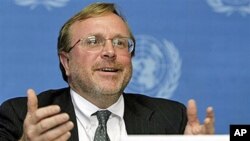 Stephen Goose, editor-in-chief head of the Landmine Monitor, answers questions during a press conference about the 2006 Landmine Monitor Report, at the United Nations in Geneva, Switzerland, Sep 2006 (file photo)