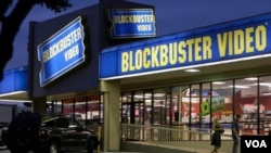 En 2004 Blockbuster introdujo el concepto de suscripción via internet conocido como Blockbuster Online, pero no logró competir con Netflix, Red Box y el mismo YouTube.