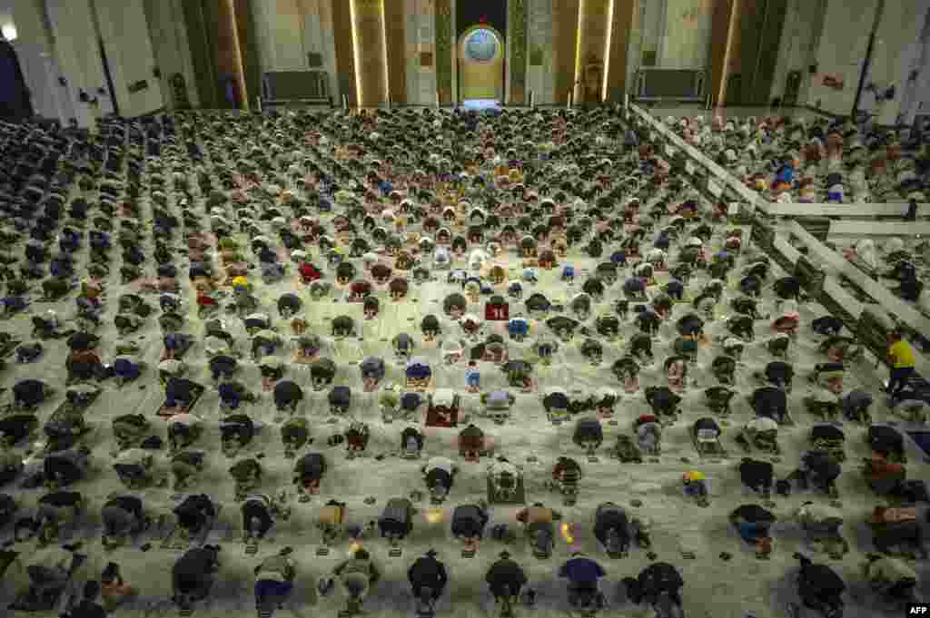 آبادی کے لحاظ سے انڈونیشیا میں نمازِ تراویح کے بڑے اجتماعات کا انعقاد کیا جاتا ہے۔