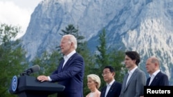 Presiden AS Joe Biden berbicara di depan para pemimpin negara anggota G7 dan presiden Komisi Eropa dalam hari pertama pertemuan kelompok tersebut di Jerman, pada 26 Juni 2022. (Foto: Reuters/Jonathan Ernst)