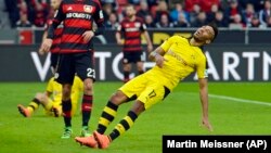 Pierre-Emerick Aubameyang "s'écroule" sur le terrain, Leverkusen, 21 février 2016 