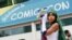 Matrice McConnell de Long Beach, California, vestida como Sailor Pluto, de la serie japonesa 'Sailor Moon', se encuentra frente a la entrada de Preview Night en la Comic-Con International 2019, en San Diego, el 17 de Julio de 2019.