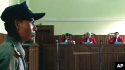 A Cambodian police officer guards the Appeals Court in Phnom Penh, file photo. 