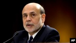 Gubernur bank sentral Amerika, Ben Bernanke, bersaksi di depan Komite Perbankan Senat AS (26/2). (AP/Carolyn Kaster)