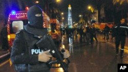 Des policiers ont quadrillé le lieu de l'attentat contre un bus de la sécurité présidentielle à Tunis, 24 novembre 2015. (AP Photo/Hassene Dridi)