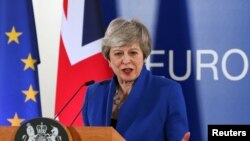 PM Inggris Theresa May memberikan pernyataan kepada media di Brussels, Kamis (11/4).