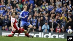 Fernando Torres berhasil meloloskan gol yang ke-3 kalinya ke gawang Clint Hill (Queens Park Rangers) dalam Liga Sepakbola Premier Inggris di Stadion Stamford Bridge, London (29/4). 