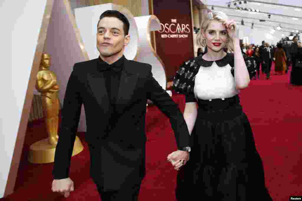 លោក Rami Malek និង​អ្នកនាង Lucy Boynton ដើរ​លើ​កម្រាល​ព្រំ​ក្រហម​នៅ​ពេល​មក​ដល់​ពិធី​ទទួល​ពានរង្វាន់​អូស្ការ Academy Awards លើក​ទី ៩២ នៅ​ហូលីវូដ ថ្ងៃទី ៩ ខែកុម្ភៈ​ឆ្នាំ ២០២០។