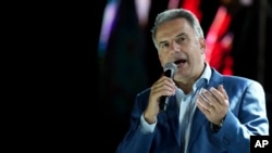 El candidato presidencial del Frente Amplio, Yamandu Orsi, pronuncia un discurso durante un mitin a cinco días de las elecciones en Montevideo, Uruguay, el martes 22 de octubre de 2024. (Foto AP/Matilde Campodonico)