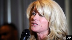 President Barack Obama speaks to Myanmar opposition leader Aung San Suu Kyi (left) during a roundtable with members of parliament and civil society to discuss Myanmar's reform process in Naypyitaw, Myanmar, Nov. 13, 2014.