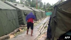 Seorang pria berjalan di antara tenda-tenda di pusat tahanan milik Australia bagi para pencari suaka di pulau Manus, Papua Nugini (foto: dok).