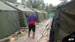 Tenda-tenda di pusat pemrosesan wilayah Australia di Pulau Manus, Papua Nugini.