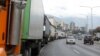 Camiones de remolque se alinean a lo largo de una avenida para llenar sus tanques en una estación de servicio en Caracas, Venezuela. Marzo 5, 2021. Foto: Reuters.