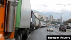 Camiones de remolque se alinean a lo largo de una avenida para llenar sus tanques en una estación de servicio en Caracas, Venezuela. Marzo 5, 2021. Foto: Reuters.