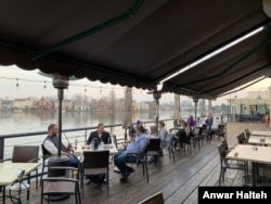 Outdoor seating area at Waterfront Pizza in Foster City, California. (Photo courtesy Anwar Halteh)