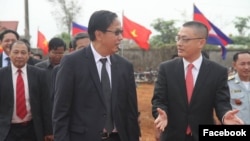 Mr. Pan Sorasak, Cambodia's minister of commerce (left) and Vietnamese ambassador to Cambodia Vu Quang Minh preside over the inauguration ceremony of “Da Market,” a joint initiative of the two nations, located along the border of Memot district of Tboung Khmum province and of Tay Ninh province in Vietnam, on January 16, 2018. (Courtesy : Facebook page of Ministry of Commerce)